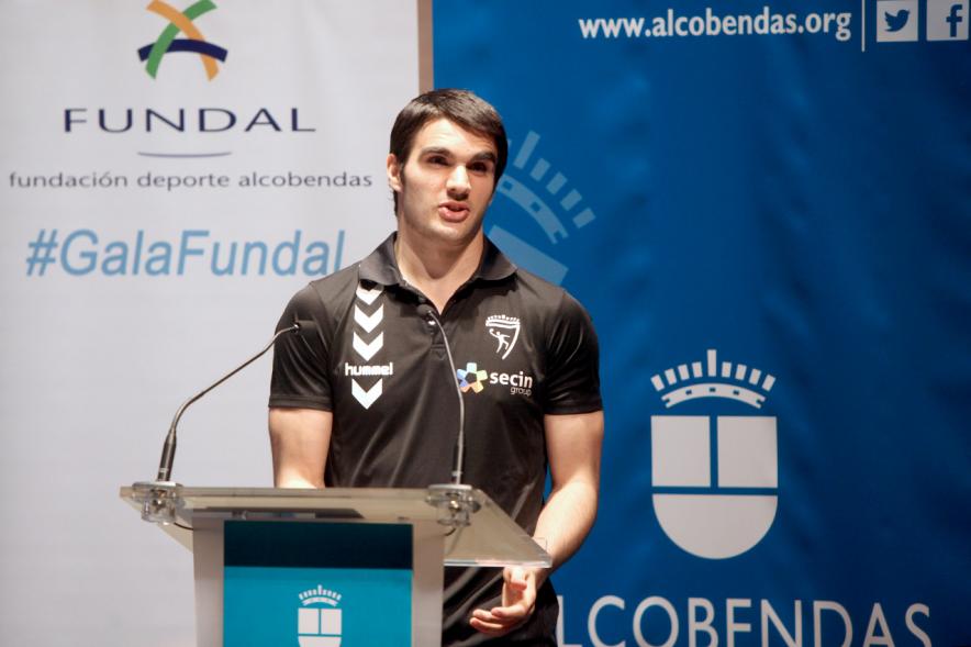 Gala Fundal 2017 - Imagen de un hombre dirigiéndose al público asistente desde el escenario.
