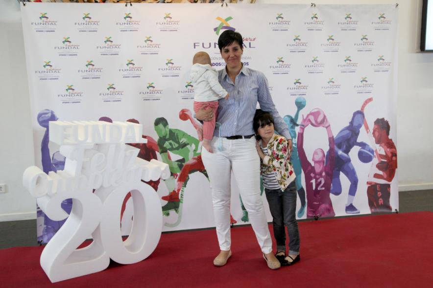 Gala XXº Aniversario FUNDAL - Imagen de una mujer con dos niños posando en el photocall de la entrada a la gala.