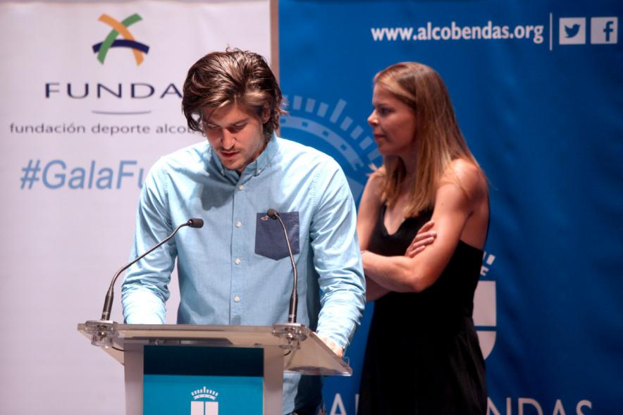 Gala Fundal 2017 - Imagen de un hombre dirigiéndose al público asistente desde el escenario.