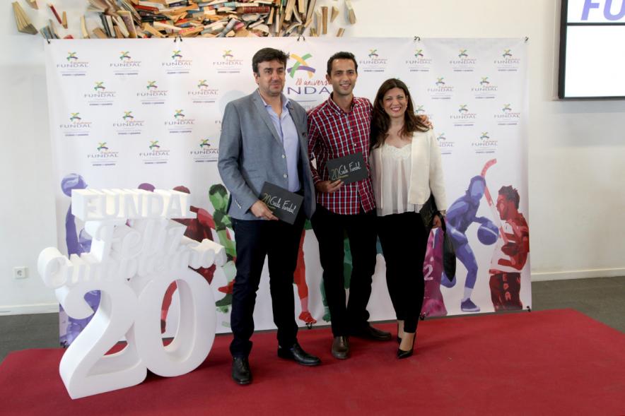Gala XXº Aniversario FUNDAL - Imagen de un grupo de personas posando en el photocall de la entrada a la gala.