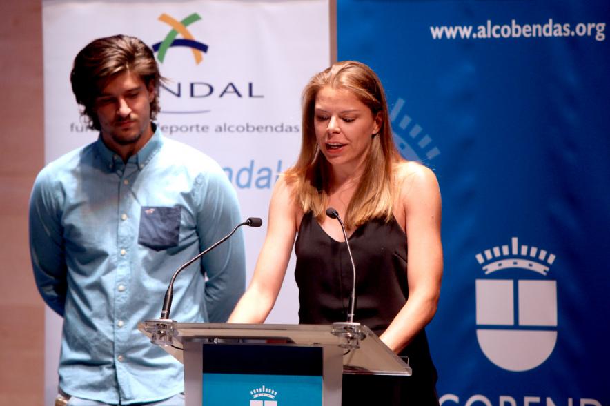 Gala Fundal 2017 - Imagen de una mujer dirigiéndose al público asistente desde el escenario.