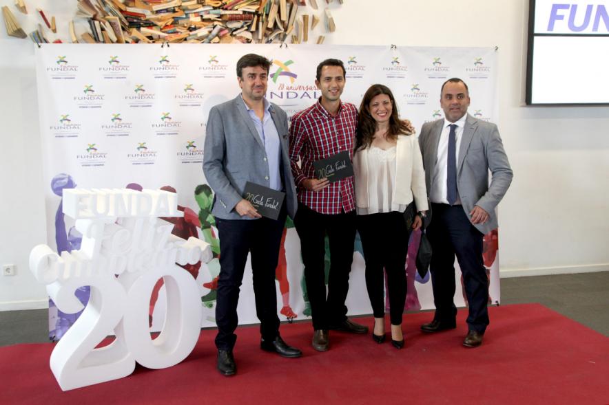 Gala XXº Aniversario FUNDAL - Imagen de un grupo de personas posando en el photocall de la entrada a la gala.