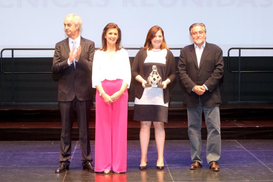 Gala Fundal 2017 - Imagen de autoridades entregando las Meninas a los premiados.