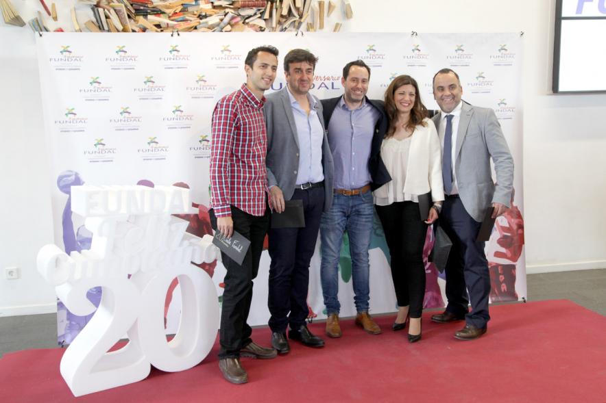 Gala XXº Aniversario FUNDAL - Imagen de un grupo de personas posando en el photocall de la entrada a la gala.
