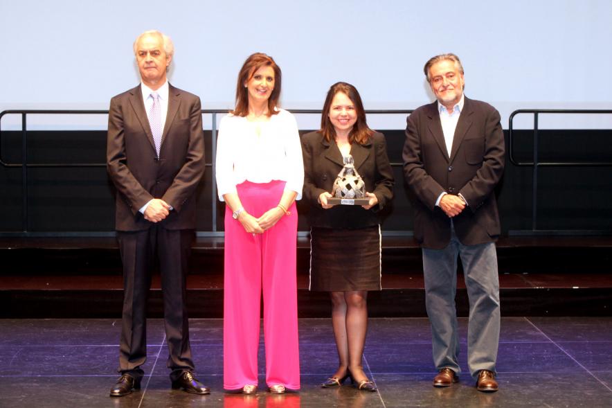 Gala Fundal 2017 - Imagen de autoridades entregando las Meninas a los premiados.
