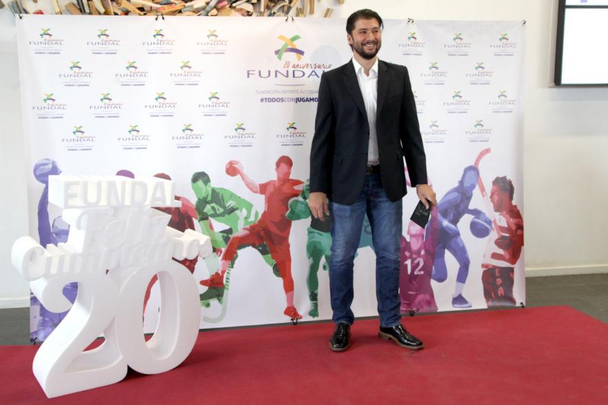 Gala XXº Aniversario FUNDAL - Imagen de un hombre posando en el photocall de la entrada a la gala.