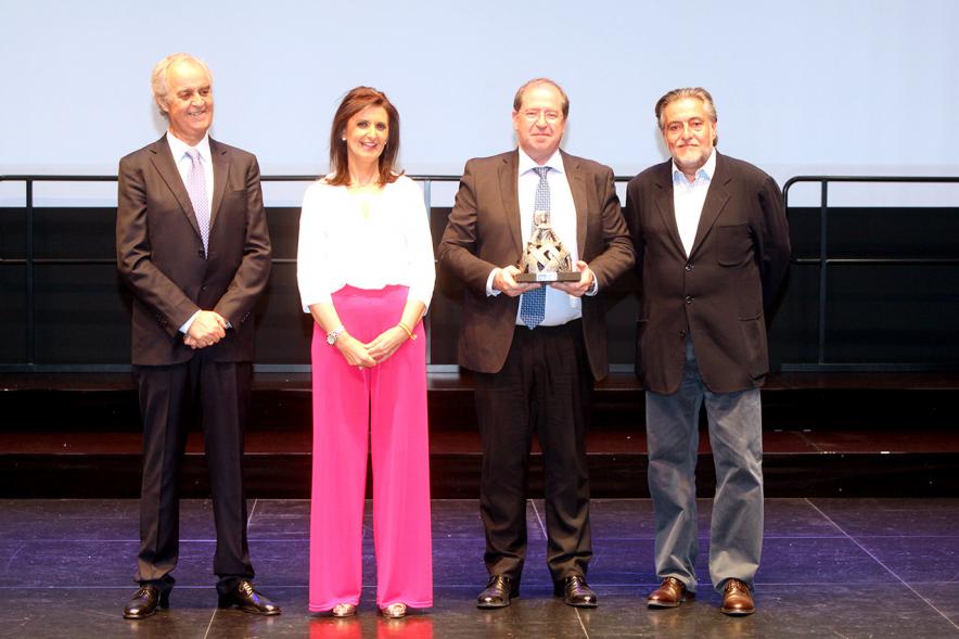 Gala Fundal 2017 - Imagen de autoridades entregando las Meninas a los premiados.