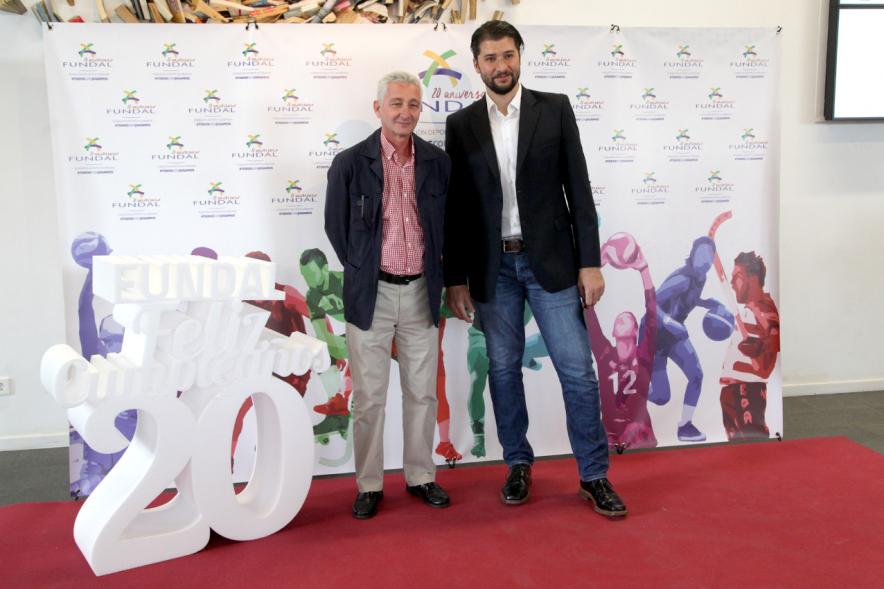 Gala XXº Aniversario FUNDAL - Imagen de dos personas posando en el photocall de la entrada a la gala.