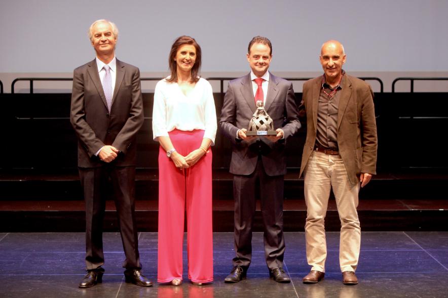 Gala Fundal 2017 - Imagen de autoridades entregando las Meninas a los premiados.