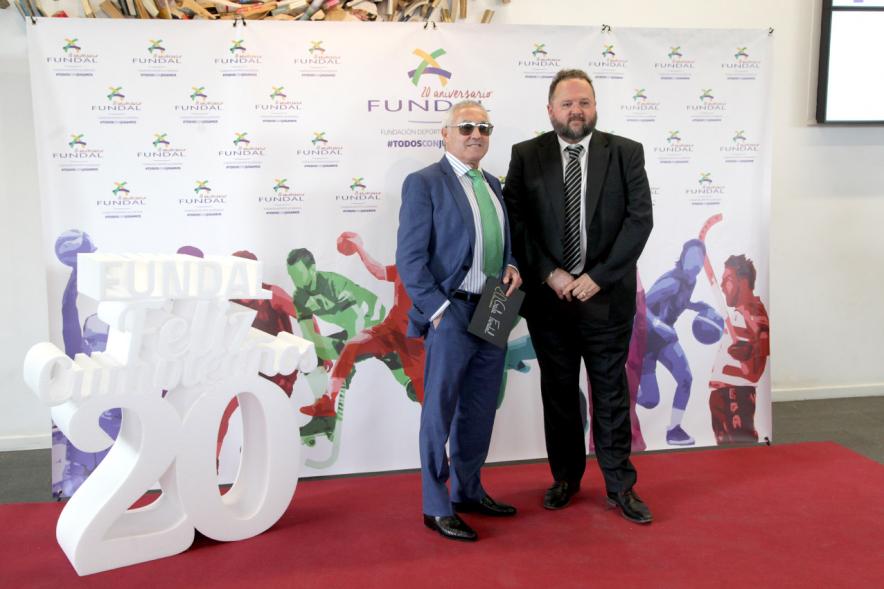 Gala XXº Aniversario FUNDAL - Imagen de un grupo de personas posando en el photocall de la entrada a la gala.