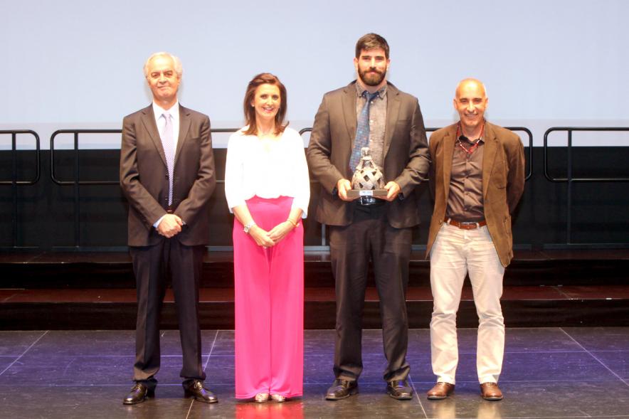 Gala Fundal 2017 - Imagen de autoridades entregando las Meninas a los premiados.