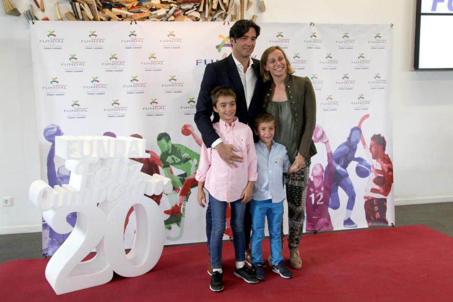 Gala XXº Aniversario FUNDAL - Imagen de una familia en el photocall de la entrada a la gala.