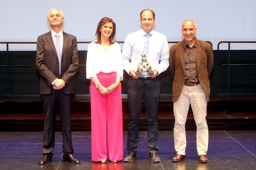 Gala Fundal 2017 - Imagen de autoridades entregando las Meninas a los premiados.