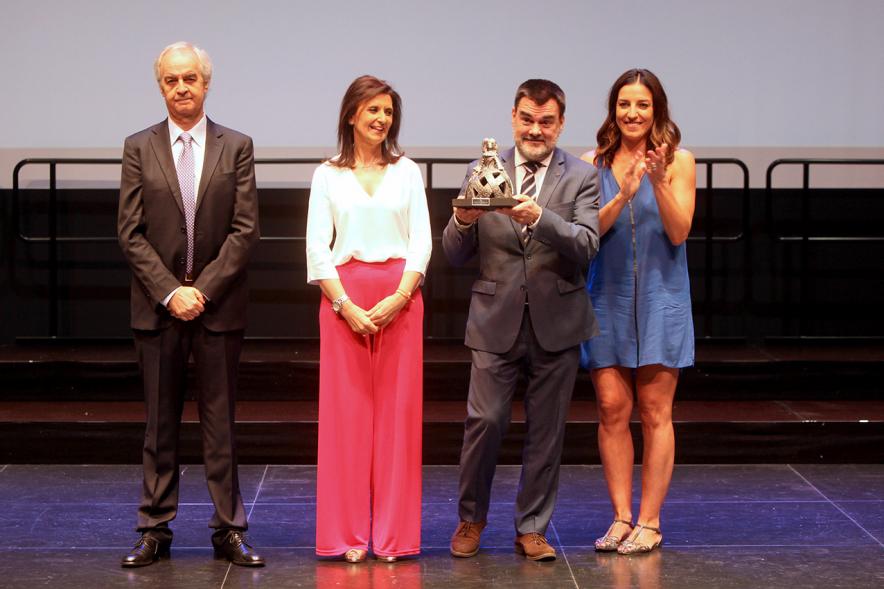 Gala Fundal 2017 - Imagen de autoridades entregando las Meninas a los premiados.