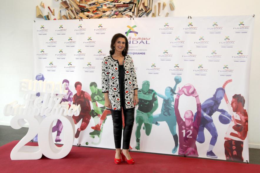 Gala XXº Aniversario FUNDAL - Imagen de una mujer posando en el photocall de la entrada a la gala.