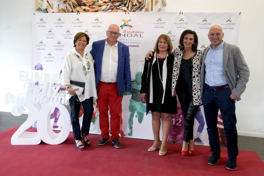 Gala XXº Aniversario FUNDAL - Imagen de un grupo de personas posando en el photocall de la entrada a la gala.