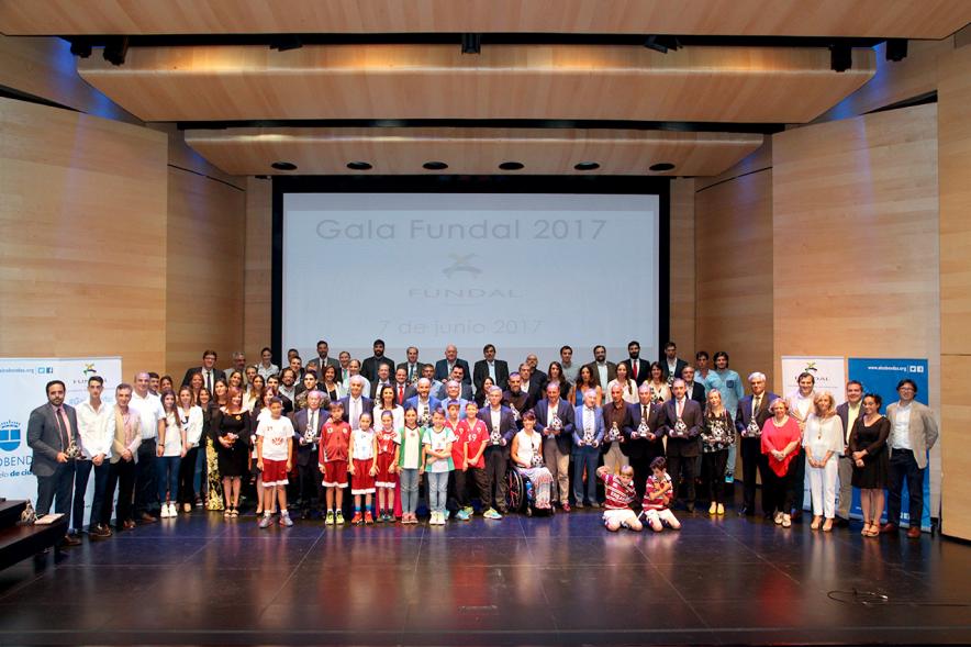 Gala Fundal 2017 - Imagen panorámica del escenario donde están las autoridades y todos los premiados.