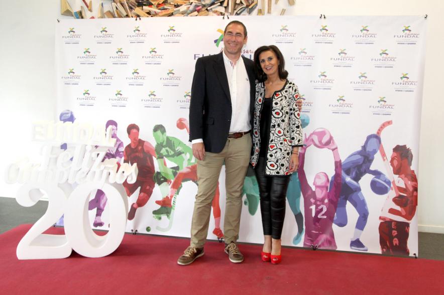Gala XXº Aniversario FUNDAL - Imagen de una pareja posando en el photocall de la entrada a la gala.
