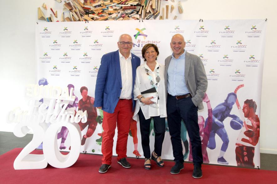 Gala XXº Aniversario FUNDAL - Imagen de un grupo de personas posando en el photocall de la entrada a la gala.