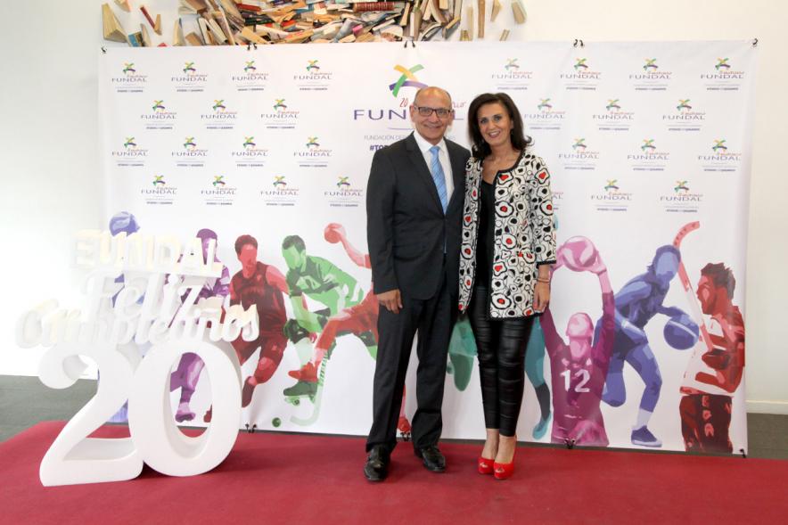 Gala XXº Aniversario FUNDAL - Imagen de dos personas posando en el photocall de la entrada a la gala.