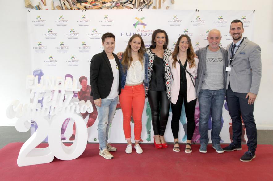 Gala XXº Aniversario FUNDAL - Imagen de un grupo de personas posando en el photocall de la entrada a la gala.