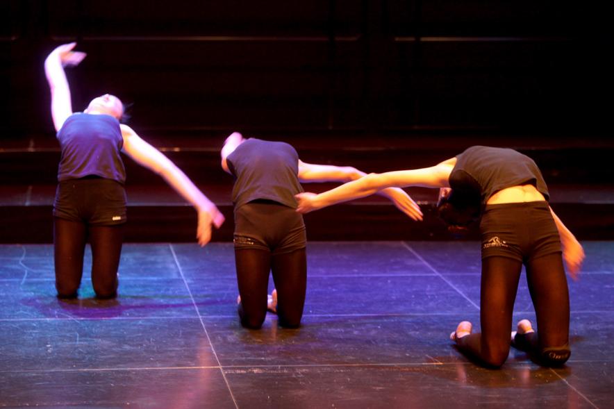 Gala Fundal 2017 - Imagen de un momento de la actuación de un grupo de danza.