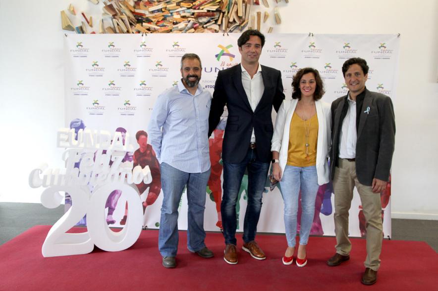 Gala XXº Aniversario FUNDAL - Imagen de un grupo de personas posando en el photocall de la entrada a la gala.