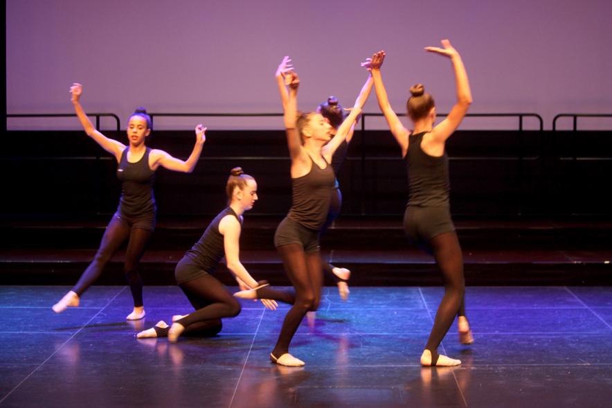 Gala Fundal 2017 - Imagen de un momento de la actuación de un grupo de danza.