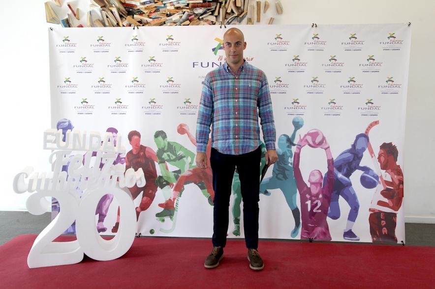 Gala XXº Aniversario FUNDAL - Imagen de un hombre posando en el photocall de la entrada a la gala.