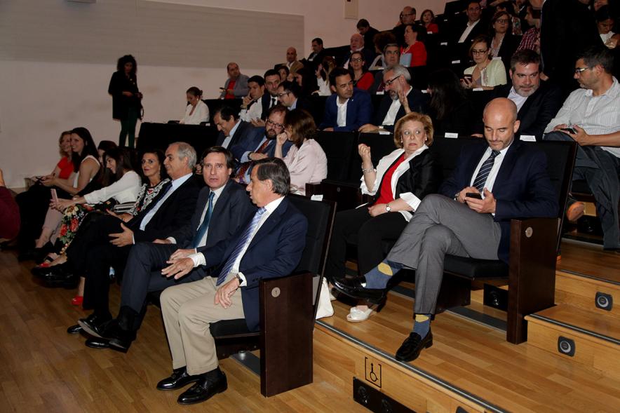 Gala XXº Aniversario FUNDAL - Imagen de los invitados a la gala entre ellos, el alcalde García de Vinuesa ocupando sus asientos.