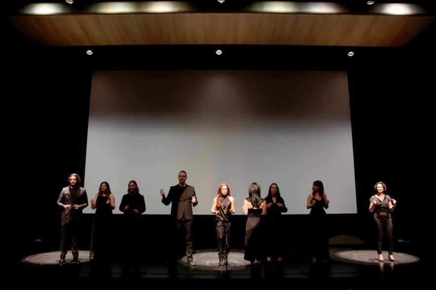 Gala XXº Aniversario FUNDAL - Imagen de un momento de la actuación de un grupo de personas cantando en el escenario.