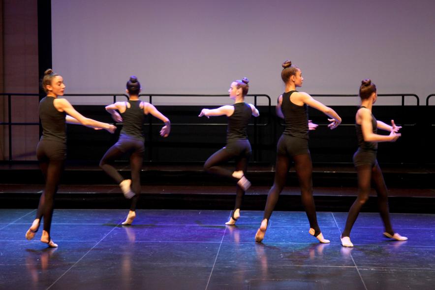 Gala Fundal 2017 - Imagen de un momento de la actuación de un grupo de danza.