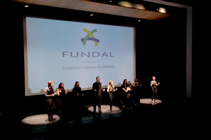 Gala XXº Aniversario FUNDAL - Imagen lejana de un grupo de personas cantando en el escenario.