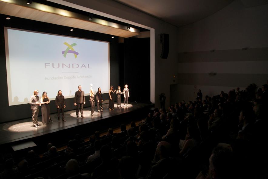 Gala XXº Aniversario FUNDAL - Imagen lejana de un momento de la actuación de un grupo de personas cantando en el escenario.