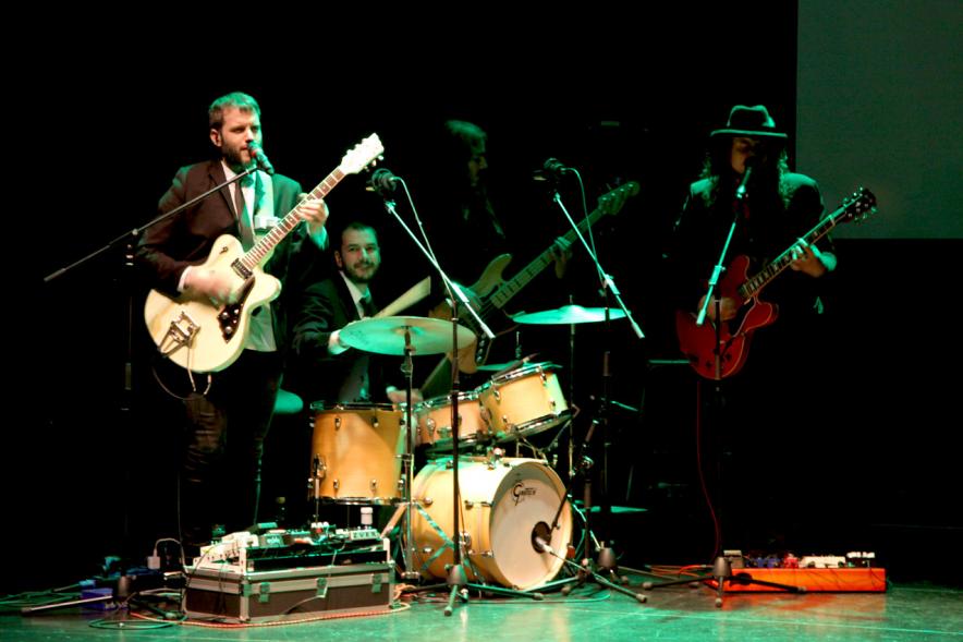 Gala XXº Aniversario FUNDAL - Imagen de un grupo musical tocando en directo en la gala.