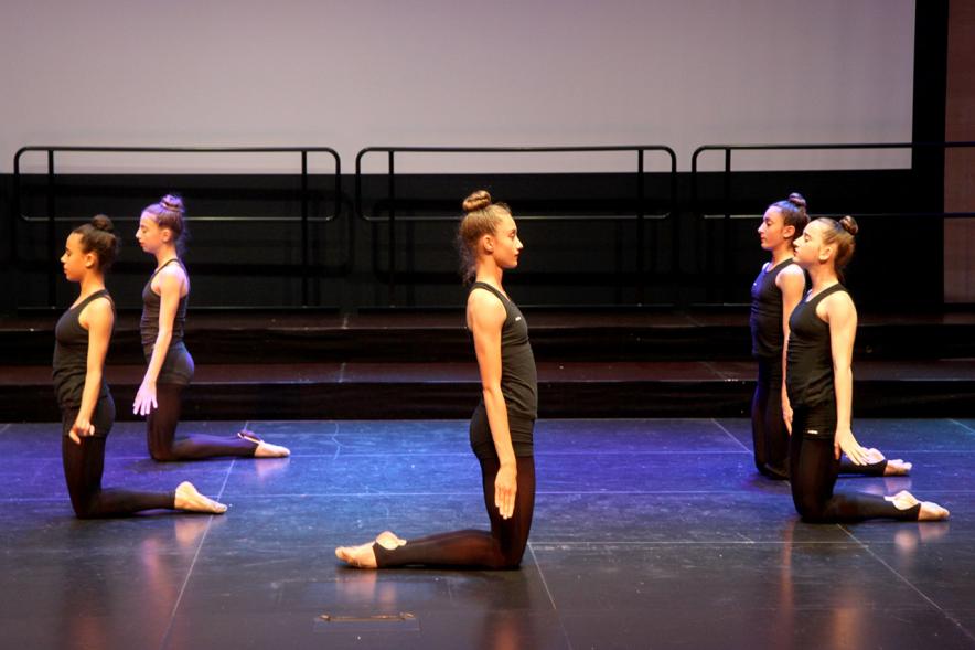 Gala Fundal 2017 - Imagen de un momento de la actuación de un grupo de danza.
