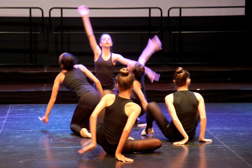 Gala Fundal 2017 - Imagen de un momento de la actuación de un grupo de danza.