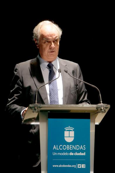 Gala XXº Aniversario FUNDAL - Imagen de un hombre, dirigiéndose al público asistente.