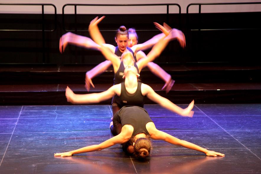 Gala Fundal 2017 - Imagen de un momento de la actuación de un grupo de danza.