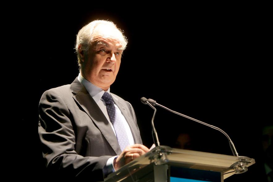 Gala XXº Aniversario FUNDAL - Imagen de un hombre, dirigiéndose al público asistente.