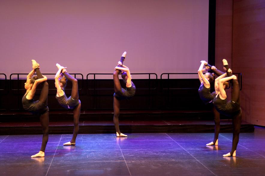 Gala Fundal 2017 - Imagen de un momento de la actuación de un grupo de danza.