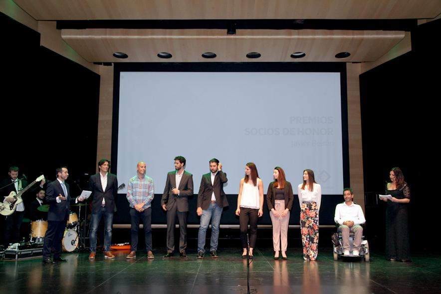 Gala XXº Aniversario FUNDAL - Imagen del presentador de la gala charlando en el escenario con un grupo de deportistas.