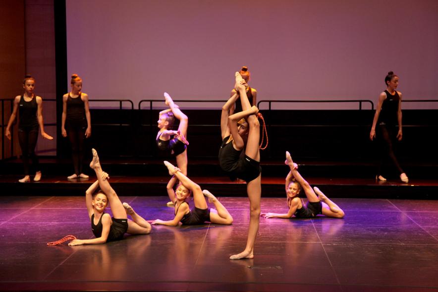 Gala Fundal 2017 - Imagen de un momento de la actuación de un grupo de danza.