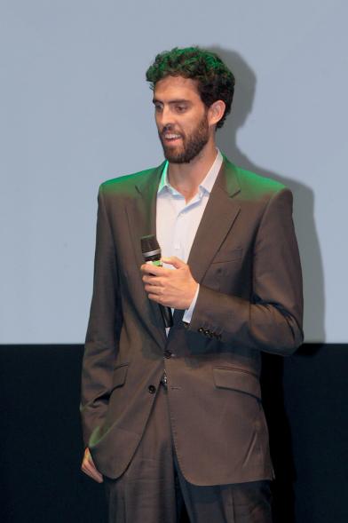 Gala XXº Aniversario FUNDAL - Imagen de un hombre, dirigiéndose al público asistente.