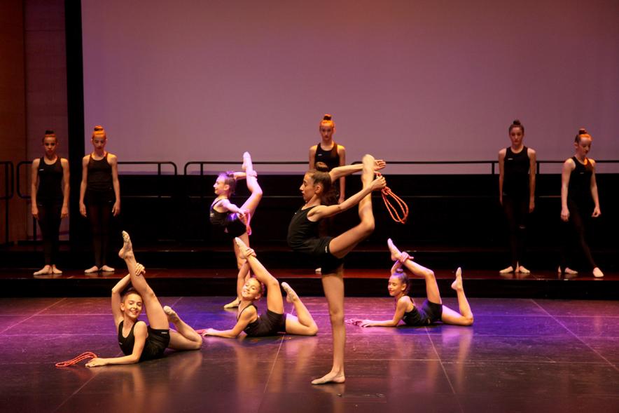 Gala Fundal 2017 - Imagen de un momento de la actuación de un grupo de danza.