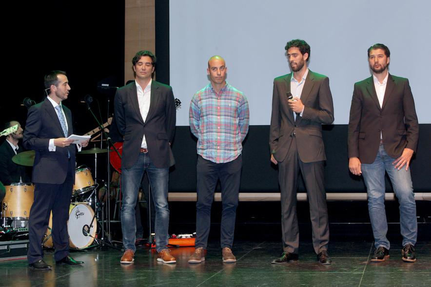 Gala XXº Aniversario FUNDAL - Imagen del presentador de la gala charlando en el escenario con unos deportistas.