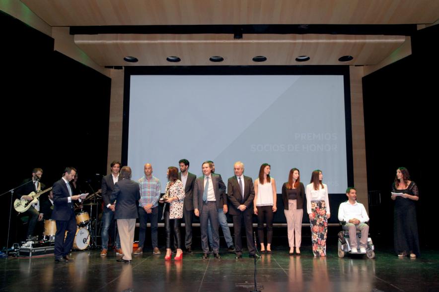Gala XXº Aniversario FUNDAL - Imagen de un grupo de personas en el escenario, entre ellos el alcalde García de Vinuesa.