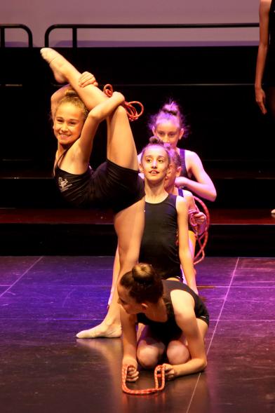 Gala Fundal 2017 - Imagen de un momento de la actuación de un grupo de danza.