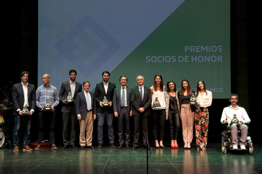 Gala XXº Aniversario FUNDAL - Imagen de un posado de algunos de los premiados en el escenario.