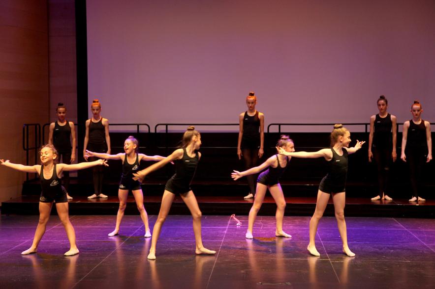 Gala Fundal 2017 - Imagen de un momento de la actuación de un grupo de danza.